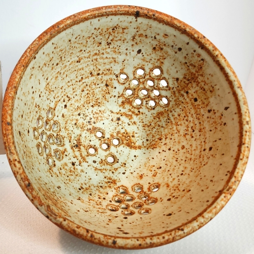 Oshinuki vintage Japan artisan hand thrown‎ pottery colander/berry bowl